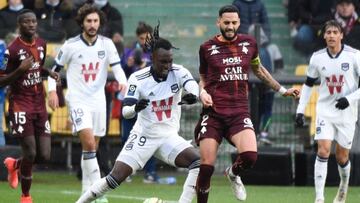 Bordeauxx92 Honduran forward Alberth Elis (L) fights for the ball with Metzx92 French Algerian defender Dylan Bronn during the French L1 football match between FC Metz and FC Girondins Bordeaux at Saint-Symphorien stadium in Longeville-les-Metz, eastern France, on November 21, 2021. (Photo by Jean-Christophe Verhaegen / AFP)