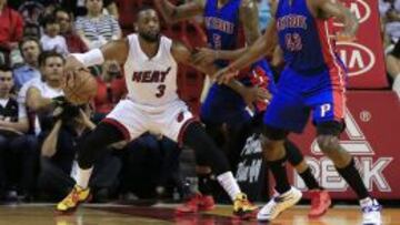 Dwyane Wade intenta postear ante Kentavious Caldwell-Pope y Anthony Tolliver.