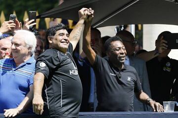 Former Argentinian football international Diego Maradona (L) and former Brazilian footballer Pele