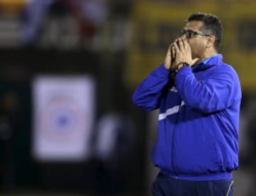 Ronald Fuentes da instrucciones en el duelo de la U. de Conce con Nacional.