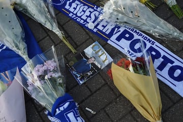 Cientos de seguidores del Leicester City se han congregado en los alrededores del King power Stadium para dar el último adiós al presidente del club, Vichai Srivaddhanaprabha.