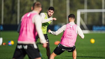 Unai Núñez, durante un entrenamiento del Celta y ante la mirada de Carl Starfelt.