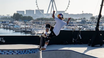 Danny Le¨®n en el puerto de Dub¨¢i