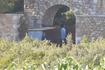 Cristiano Ronaldo's agent Jorge Mendes and the president of Juventus arrived by helicopter at the priate villa where Cristiano Ronaldo is staying. They met with the striker from 14:30 to 18:30. A tense meeting, in which Cristiano's security detail were hi