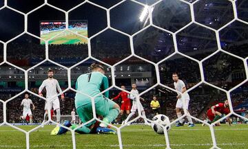 El portero español David De Gea mira el balón entrar en la portería, siendo el segundo gol para Portugal en el partido de fase de grupos entre España y Portugal.