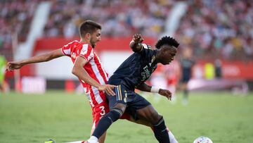 Edgar González, en plena pugna con Vinicius durante el Almería - Real Madrid.