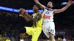 James Nunnally lanza ante Sergio Llull.