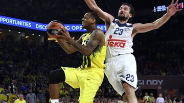 James Nunnally lanza ante Sergio Llull.