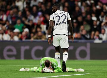 El guardameta del Real Madrid, Andriy Lunin, bloquea el balón junto a su compañero Antonio Rüdiger.