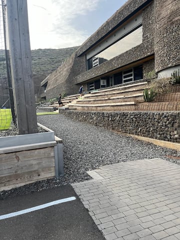 Valles, de negro, accediendo la semana pasada al edificio principal de la Ciudad Deportiva de Las Palmas. 