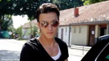 <b>VIAJE. </b>Ozil se desplazó con sus compañeros a la ciudad de Ahlen.