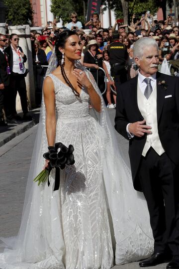 La novia Pilar Rubio llegando a la catedral del Sevilla del brazo de su padre Manuel Rubio