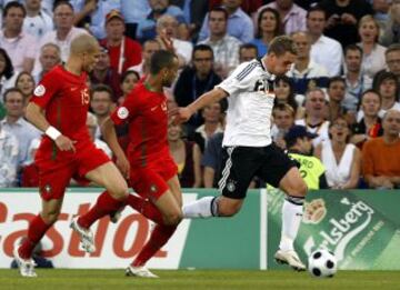 En la fase de cuartos de final, la mayoría de favoritos cayeron. Alemania se impuso por 3-2 a Portugal y accedía  a las semifinales de la Eurocopa, acabando con el sueño de los lusos de reeditar el buen torneo de 2004, en el que fue subcampeón. En la imagen Podolski en la acción del primer gol de Alemania.
