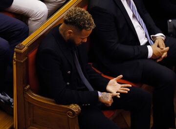 Hoy comienza el juicio del fichaje de Neymar por el Barça. Al jugador brasileño se le piden cinco años de prisión por presunta corrupción y estafa. También están acusados Sandro Rosell y Josep María Bartomeu. En la foto, Neymar durante el juicio. 