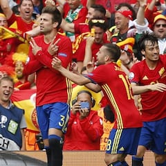 Piqué salva a España