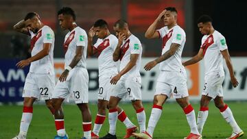 Peruvian players leave the field at half-time during the South American qualification football match for the FIFA World Cup Qatar 2022 between Peru and Uruguay at the National Stadium in Lima on September 2, 2021. (Photo by Daniel APUY / POOL / AFP)