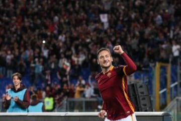 El eterno capitán de la Roma es el claro ejemplo del amor por un club. Debutó en la campaña 1992/93 con el conjunto de la capital de Italia y desde entonces ha disputado 774 partidos y ha anotado 307 goles. A sus 40 años siguen siendo una pieza clave del equipo. Si se pudiera jugar sólo por amor, Totti jugaría por siempre con ‘La Loba’.