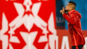 Futbol, Chile vs Argentina.
Eliminatorias al mundial de la Fifa 2026.
El jugador de la seleccion chilena Arturo Vidal es fotografiado antes de un partido clasificatorio al mundial de 2026 contra Argentina disputado en el estadio Nacional de Santiago, Chile.
05/06/2025
Andres Pina/Photosport
Football, Chile vs Argentina.
2026 FIfa World Cup qualifiers.
Chile’s player Arturo Vidal is pictured prior to a 2026 Fifa World Cup qualifier match against Argentina at the National stadium in Santiago, Chile.
05/06/2025
Andres Pina/Photosport