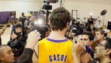 <b>PAU SIGUE AHÍ. </b>El pase de Chris Paul a los Clippers agranda las opciones de que Pau Gasol siga con uniforme 'laker', como en la imagen.