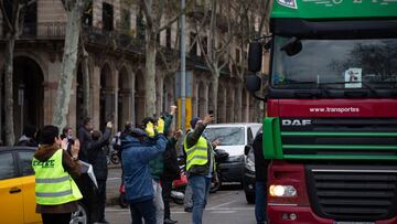 Varios manifestantes aplauden a un camionero que les ha acompa&ntilde;ado durente una marcha lenta de taxistas, desde la T1 del Aeropuerto de El Prat de Barcelona al Parlament, a 23 de marzo de 2022, en Barcelona, Catalu&ntilde;a (Espa&ntilde;a). La march