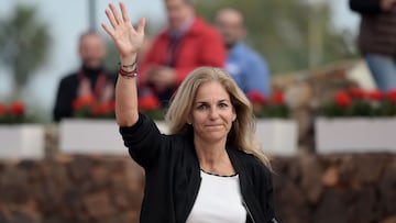 La extenista espa&ntilde;ola Arantxa Sanchez Vicario saluda antes de la eliminatoria de Copa Federaci&oacute;n entre Espa&ntilde;a y Jap&oacute;n en La Manga en febrero de 2020.