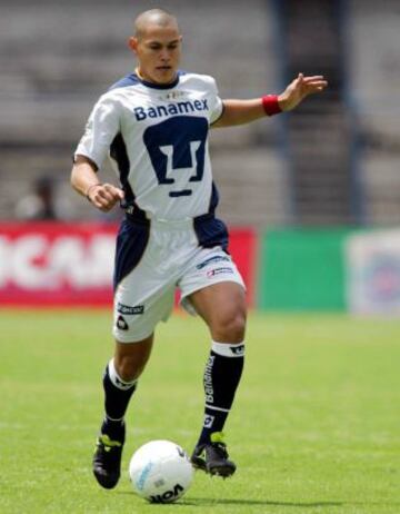 En 2004, los Pumas fueron invitados a disputar el Trofeo Santiago Bernabéu y se convirtieron en el único equipo azteca que tiene este trofeo en sus vitrinas.