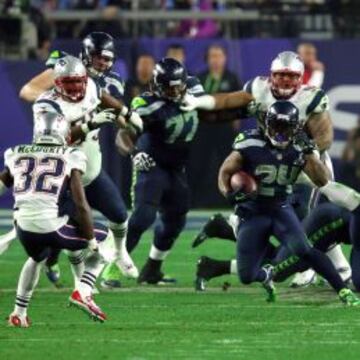 Marshawn Lynch en plena carrera en la Super Bowl XL frente a los New England Patriots