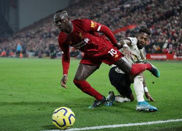 Sadio Mané gets away from Fred.