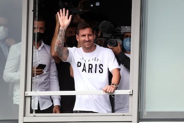 Leo Messi saluda a la afición a su llegada al aeropuerto Le Bourget, de París. 