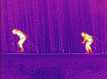 Una atleta esquía durante la prueba individual femenina de 15 km. (Se utilizó una cámara termográfica para crear esta imagen).