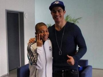 16/03/17 CRISTIANO RONALDO REAL MADRID CON MBAPPE 
 FOTO ENVIADA CARLOS.FORJANES.
 PUBLICADA 17/03/17 NA MA11 1COL 
 PUBLICADA 22/03/17 NA MA03 1COL