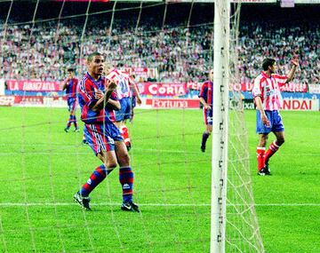 13/04/97. Partido de Liga. Atlético de Madrid-Barcelona. Corte de mangas de Ronaldo.