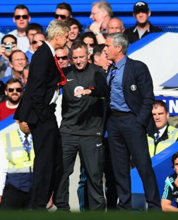 Wenger y Mourinho se enzarzaron en la banda cuando el galo se dirigió a Mourinho tras una feísima entrada de Cahill a Alexis.