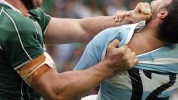 <b>NI POR ESAS.</b> Denis Leamy se empleó con dureza pero los irlandeses no pudieron superar a los argentinos.