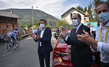 El director del Tour, Christian Prud'homme y el Primer Ministro francés Jean Castex aplauden al pelotón durante la etapa. 