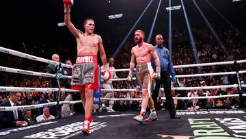 David Benavidez venció por decisión unánime a Caleb Plant, aunque llamó la atención después de saltar al ring con la bandera de México y la de Ecuador.