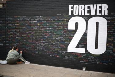 Una aficionada escribe un mensaje en un muro conmemorativo creado cerca del estadio Anfield para rendir tributo
al futbolista del Liverpool Diogo Jota. El fallecimiento del jugador junto a su hermano en un trágico accidente
de tráfico ha conmocionado al mundo del fútbol, donde se suceden constantemente muestras de cariño y respeto.
