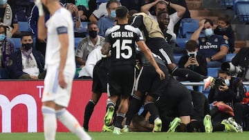 GRAF1107. MADRID, 28/09/2021.- El jugadores del Sheriff Tiraspol celebran el segundo gol ante el Real Madrid, durante el partido de Liga de Campeones disputado este martes en el estadio Santiago Bernab&eacute;u, en Madrid. EFE/Juanjo Mart&iacute;n