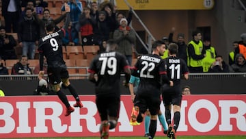 AC Milan's Portuguese forward Andre Silva (L) celebrates after scoring the UEFA Europa League group D football match between AC Milan and FK Austria-Wien at the San Siro stadium in Milan on November 23, 2017. / AFP PHOTO / MIGUEL MEDINA