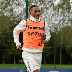 Posible competencia para Mina: Everton va por un central