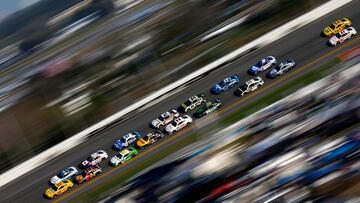 DAYTONA BEACH, FLORIDA - FEBRUARY 19: Joey Logano, driver of the #22 Shell Pennzoil Ford, leads Martin Truex Jr., driver of the #19 Bass Pro Shops Toyota, and Ross Chastain, driver of the #1 AdventHealth Chevrolet, during the NASCAR Cup Series 65th Annual Daytona 500 at Daytona International Speedway on February 19, 2023 in Daytona Beach, Florida.   Sean Gardner/Getty Images/AFP (Photo by Sean Gardner / GETTY IMAGES NORTH AMERICA / Getty Images via AFP)