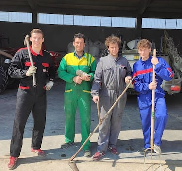 Otras de las peculiaridades del defensor italiano es su pasado como trabajador en la granja de su padre situada en Véneto. Allí sigue echando una mano cuando el fútbol se lo permite, junto a sus tres hermanos. "Cuando no estaba jugando al fútbol siempre echaba una mano, cargando y descargando los cerdos del camión2, explicó el propio padre del jugador italiano.