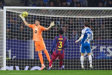 El portero del Barcelona ha vuelto a punto. Sus paradas permitieron a su equipo superar al Espanyol. Dio unn recital en su vuelta a Cornellà
