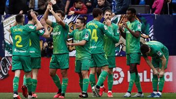 Los jugadores de la Real Sociedad celebran uno de los goles de Isak.