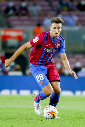 El hijo del mítico deportivista Fran González debutó este fin de semana con el Barcelona en su partido ante la Real. Entró sustituyendo a Busquets para cubrir su puesto, lugar natural del coruñés, que, con casi 1,90 metros de altura, es el tipo de jugador que más se parece al 5 barcelonista. Nico será de gran utilidad a Koeman en una temporada repleta de partidos con una plantilla tan corta como la que tiene este año el Barça. El futbolista se formó durante unos años en la cantera del Manchester City. 