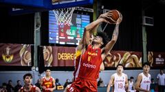 Izan Almansa, ante China en el Mundial Sub-19 de baloncesto.