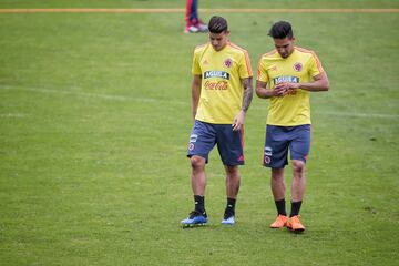 Falcao, James y Pékerman dialogaron gran parte de la práctica en el centro de la cancha. El '10' y el '9' realizaron trabajos de recuperación 

