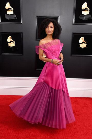 La personalidad de la televisión, Zuri Hall, lució su vestido rosa en su llegada al Staples Center en Los Ángeles, California.  