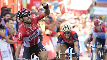 Thomas de Gendt celebra la victoria. Al fondo, Iván García Cortina, que acabó tercero en Gijón.