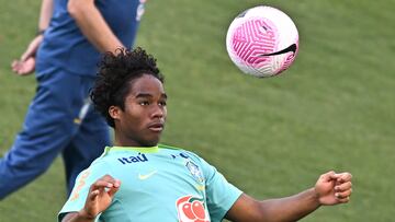 AME6872. BRASILIA (BRASIL), 13/10/2024.- Endrick de la selección brasileña de fútbol entrena este domingo en el estadio Valmir Campelo Bezerra, en Brasilia (Brasil). Brasil prepara su partido contra Perú el próximo martes por las eliminatorias sudamericanas al Mundial de Fútbol 2026. EFE/ Andre Borges